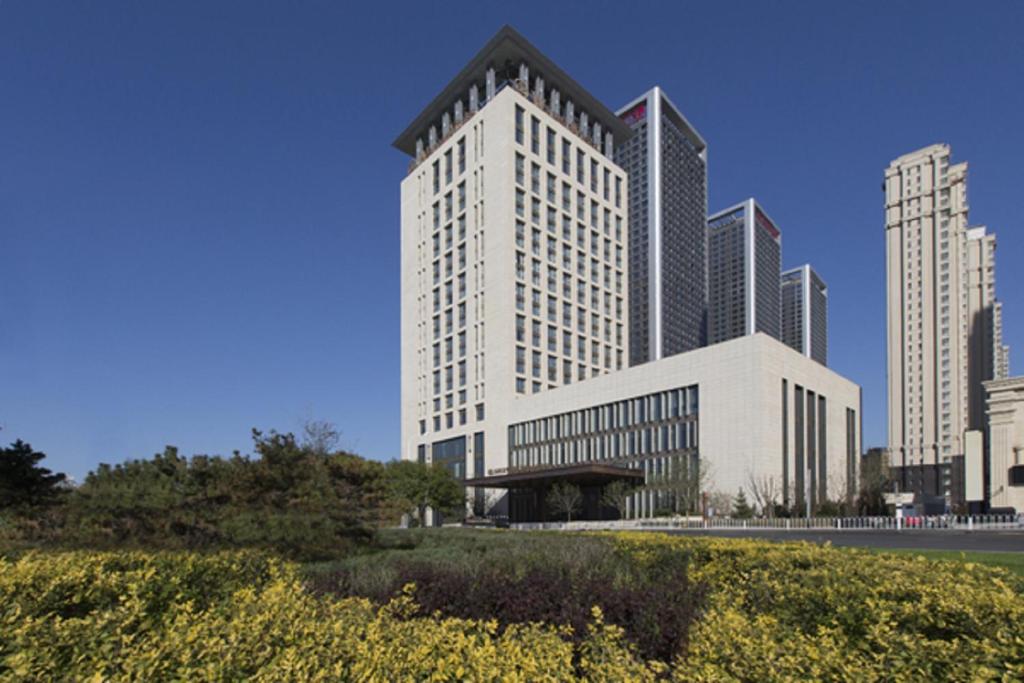 un gran edificio con edificios altos en una ciudad en Wanda Vista Shenyang en Shenyang