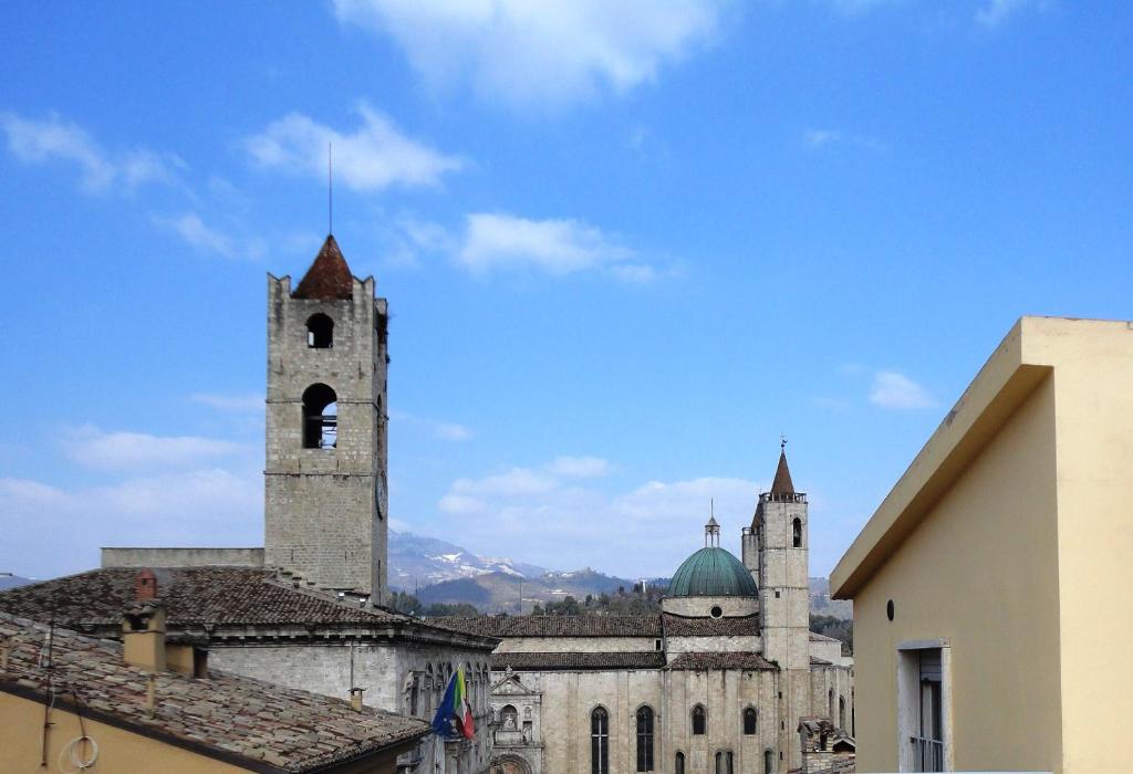 un vecchio edificio con due torri e una chiesa di Dietro Piazza ad Ascoli Piceno