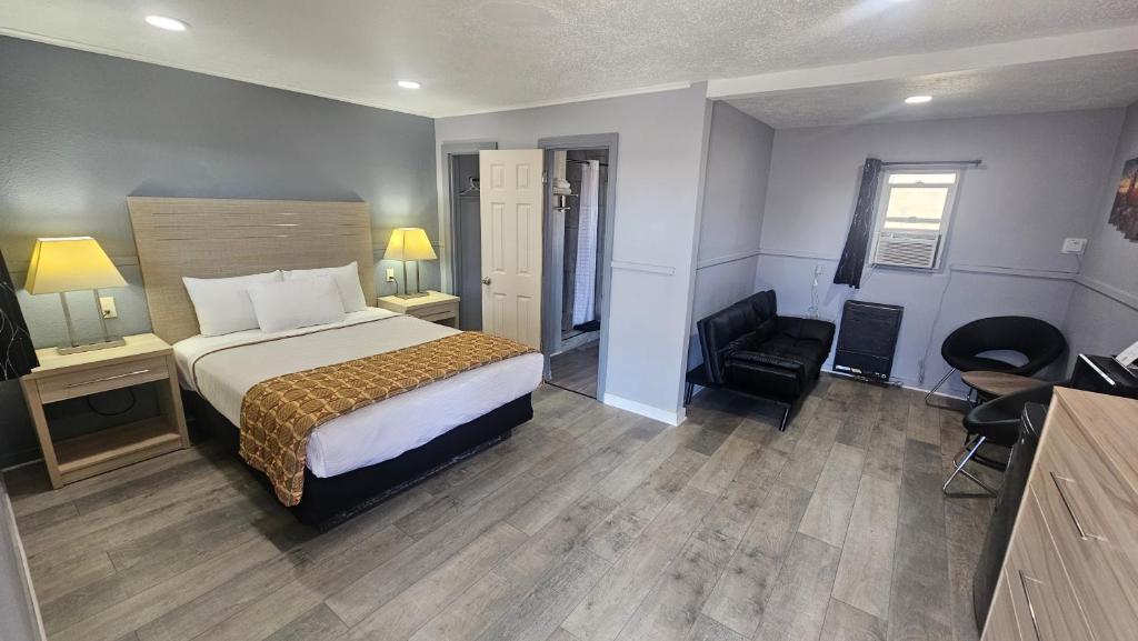 Travelers Inn photo