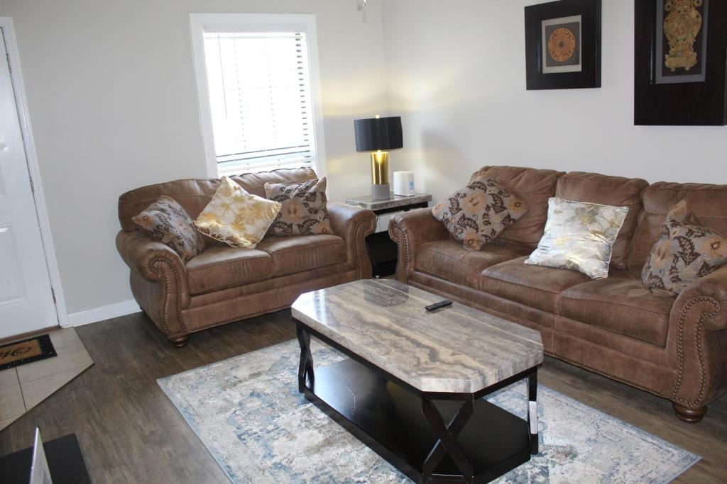 Χώρος καθιστικού στο Urban Oasis Retreat in the Southwest!