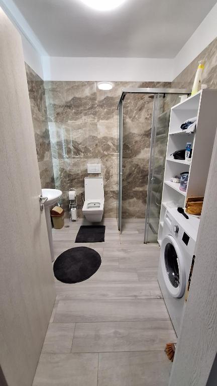 Uma casa de banho em Three above Sea apartment