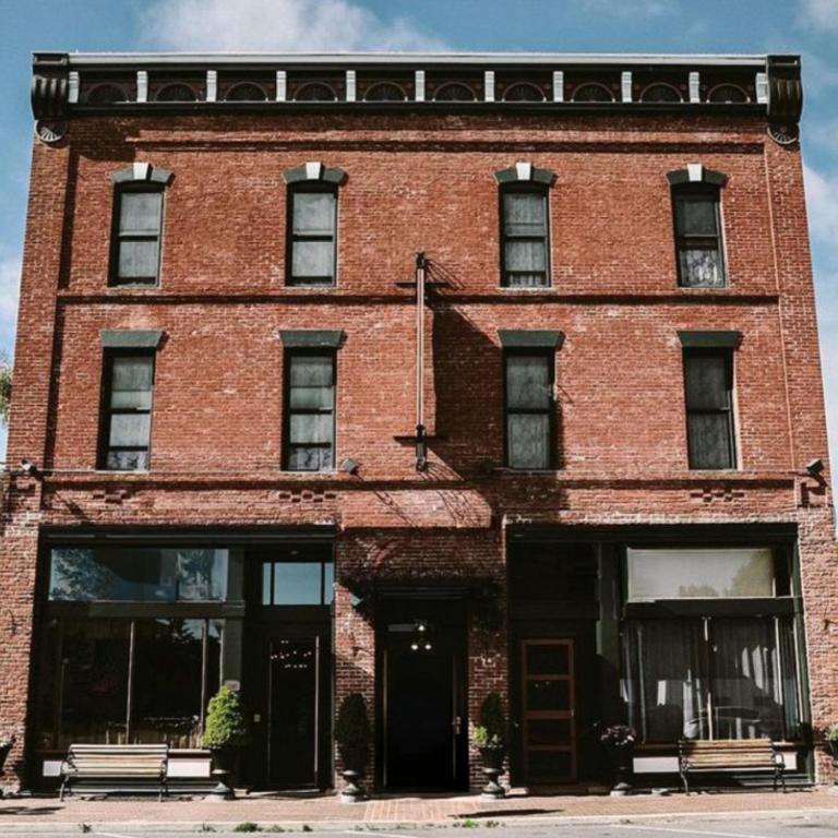 The Bishop Hotel - Housity