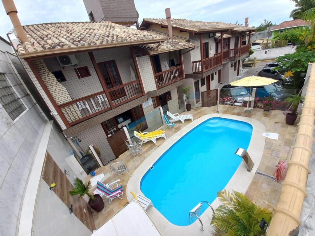 an overhead view of a swimming pool in front of a house at Pousada Arquipélago in Florianópolis