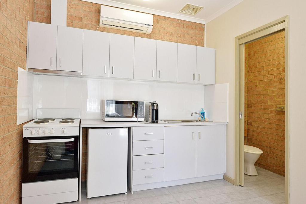 Cranbourne Motor Inn - Deluxe Queen Room