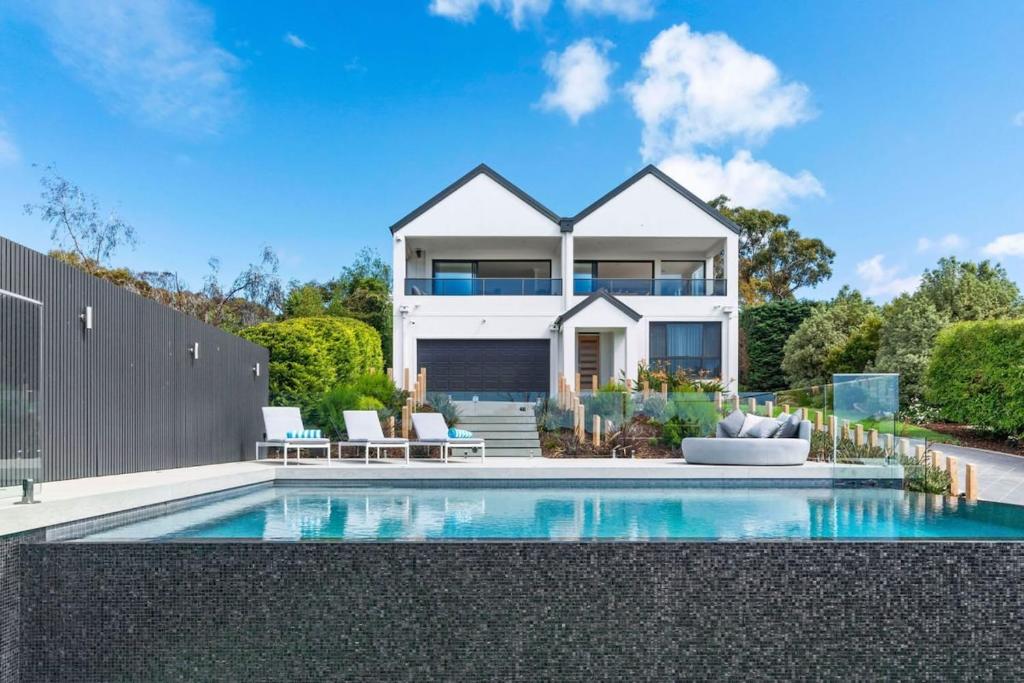 Luxury Entertainer - Bay Views Infinity Pool Mt Martha Beach & Village ...