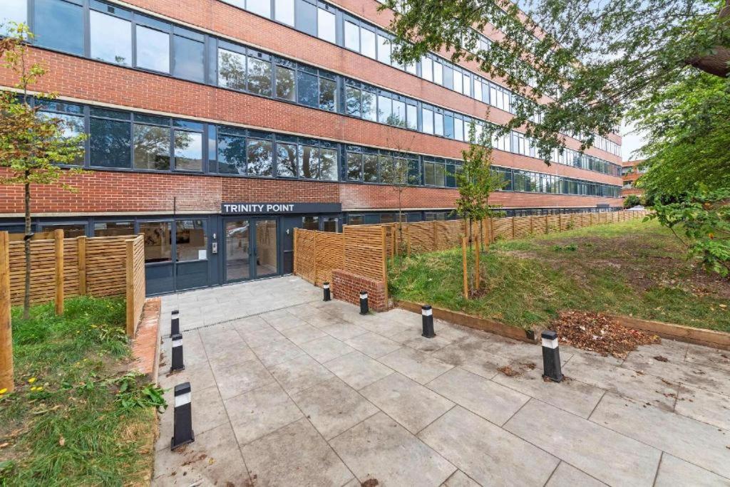 Κήπος έξω από το Luxuriously Cosy 1 Bed Flat at Trinity Point Gravesend, Suitable for Long Stay and Short Stay