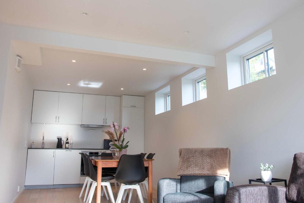 un salon avec une table et des chaises et une cuisine dans l'établissement Arctic View 2-Bedroom Apartment, à Tromsø