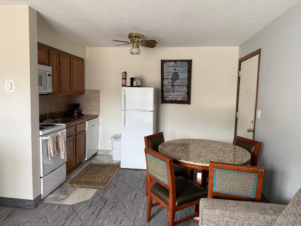 Snowshoe Motel photo