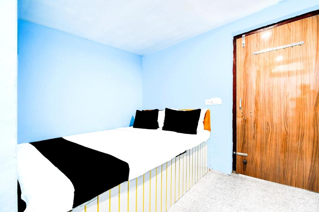 Postel nebo postele na pokoji v ubytování Hotell Shreee Krishnaaa Near Railway Station