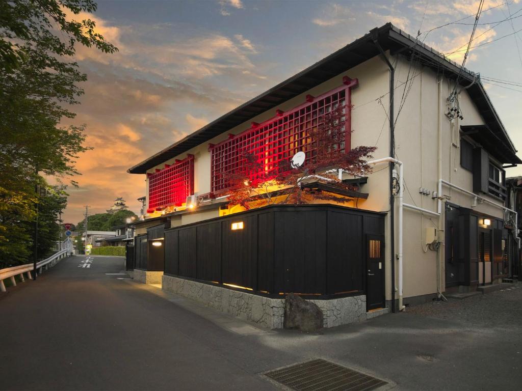 a building with red lights on the side of it at 割烹旅館月茂登 in Kakegawa