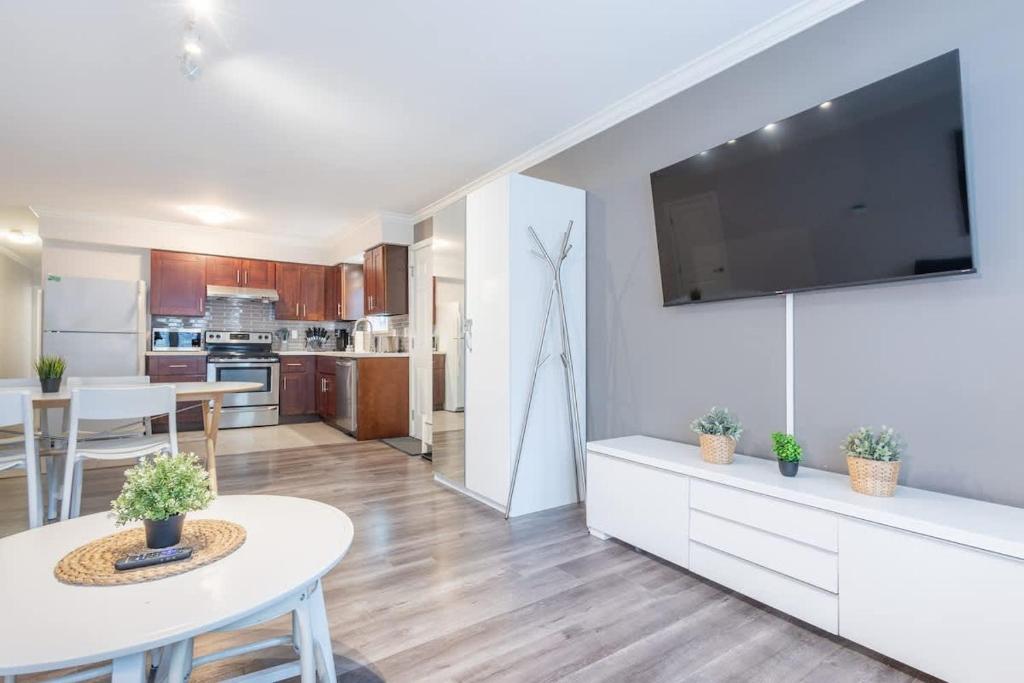 Η κουζίνα ή μικρή κουζίνα στο Sleek Modern Escape Suite - Comfort and Style in the City