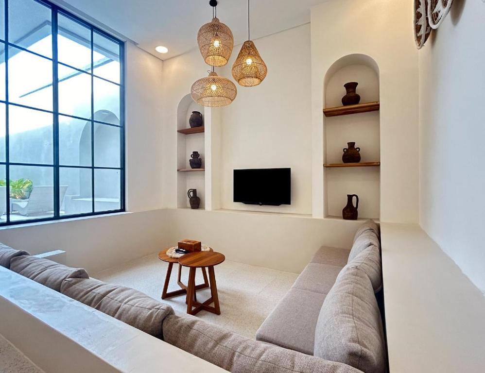 TV a/nebo společenská místnost v ubytování White Olive Villa Sanur