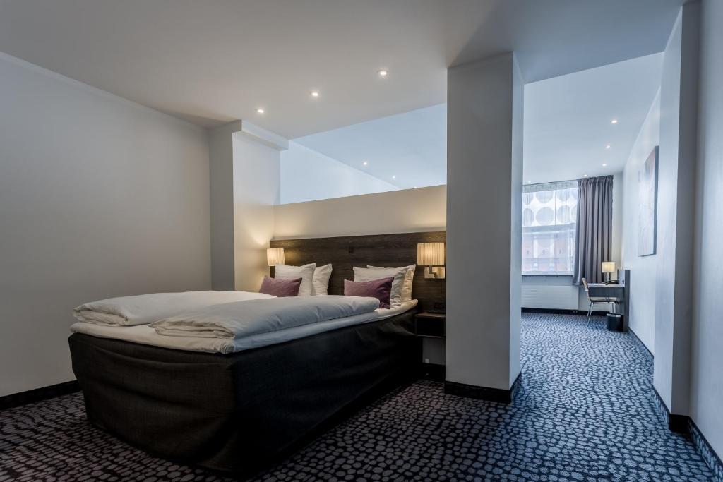 Uma cama ou camas num quarto em ProfilHotels Mercur