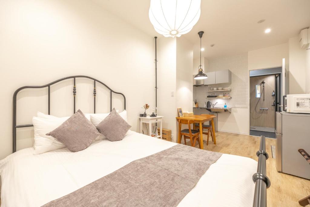 um quarto com uma grande cama branca e uma cozinha em GrandTree Hotel - Specutaclor Skytree view! em Tóquio