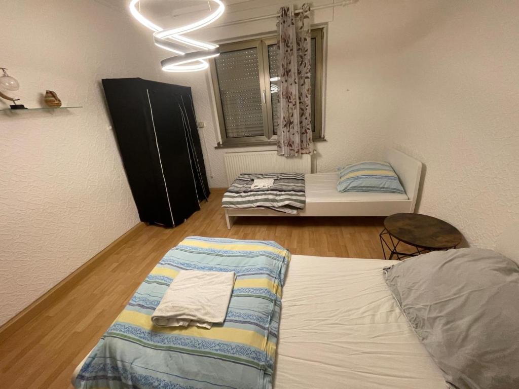 ein Wohnzimmer mit 2 Betten und einem Fenster in der Unterkunft MAD Ferienwohnungen 1 in Dortmund