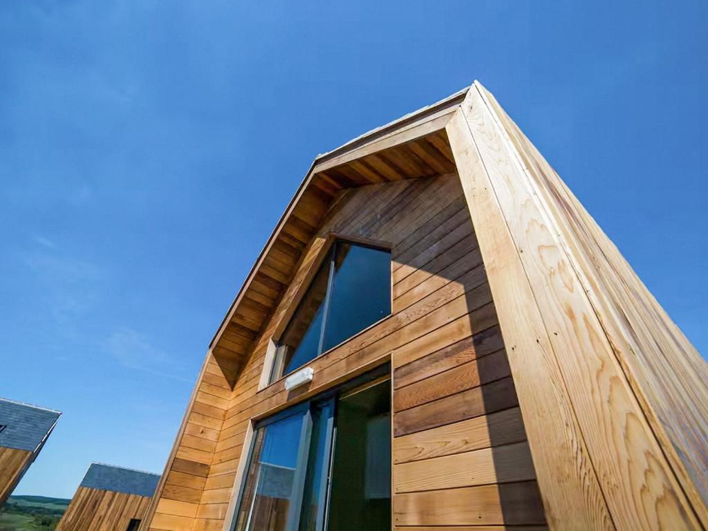 un edificio de madera con una ventana en la parte superior en Bothy 3 - Uk50473, en Greenhaugh