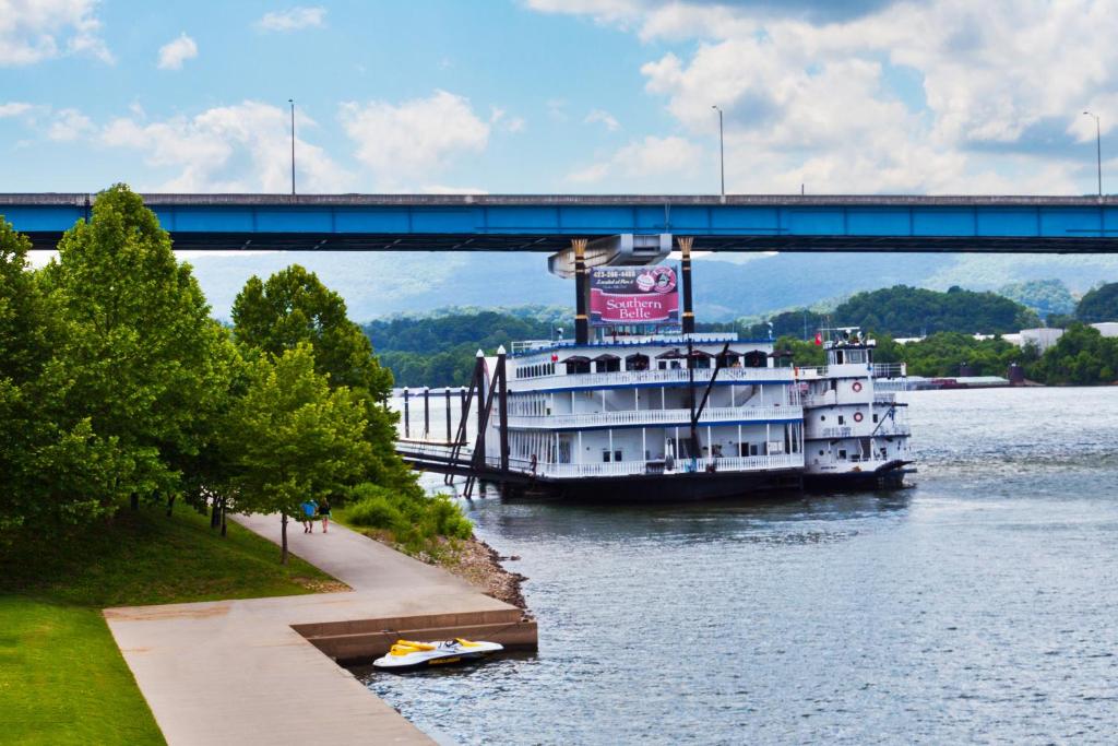 Super 8 by Wyndham Chattanooga Lookout Mountain TN photo