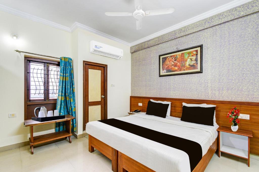 a bedroom with a large bed in a room at Super Collection O Sharath City Mall Formerly Delight Inn Gachibowli in Kondapur