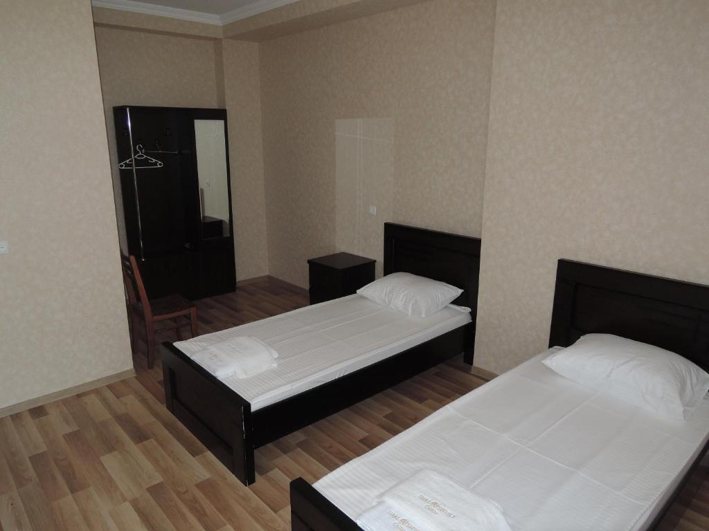 Postel nebo postele na pokoji v ubytování Shaloshvili's Cellar Hotel