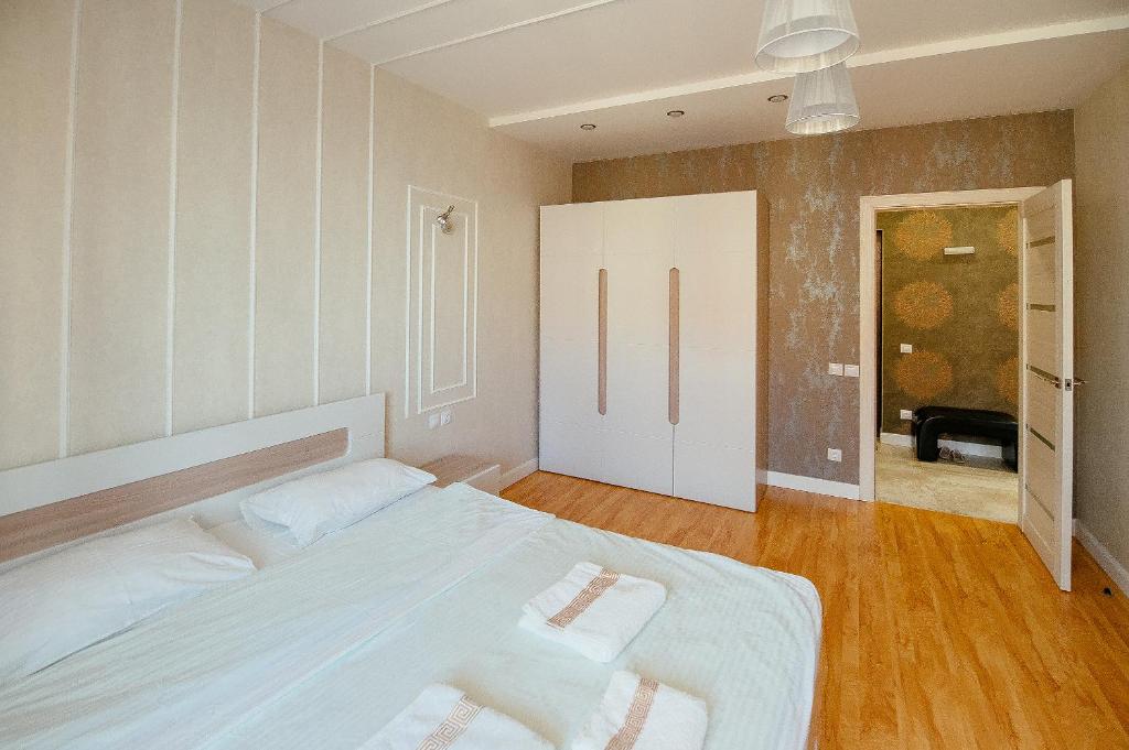 スィクティフカルにあるAppartments on Karla Marksaのベッドルーム1室(白い大型ベッド1台付)