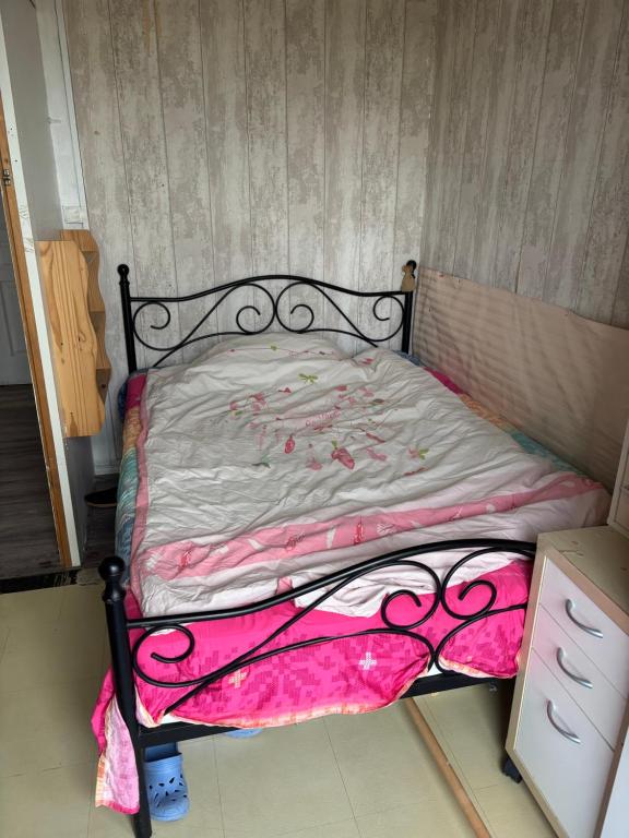 Ένα ή περισσότερα κρεβάτια σε δωμάτιο στο Petite Chambre simple avec un lit double à Orly ville