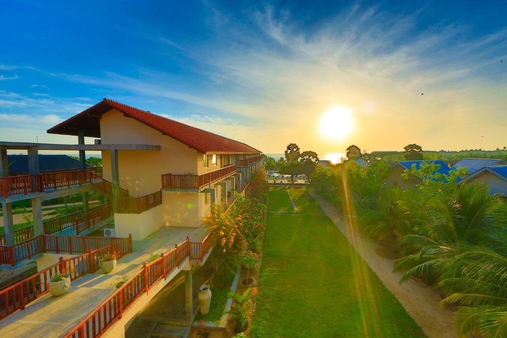 een luchtzicht op een resort met zonsondergang bij Marina Beach Passikudah in Pasikuda