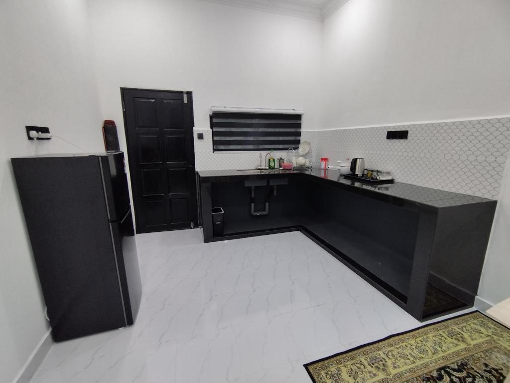 Cuisine ou kitchenette dans l'établissement Aqilla Homestay Besut