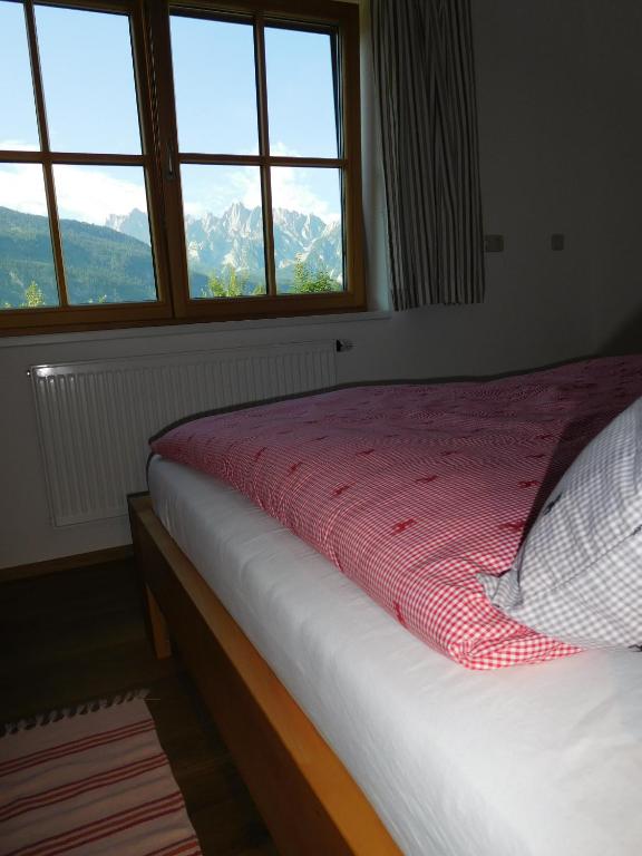 Postel nebo postele na pokoji v ubytování Appartements gosaukamm.com