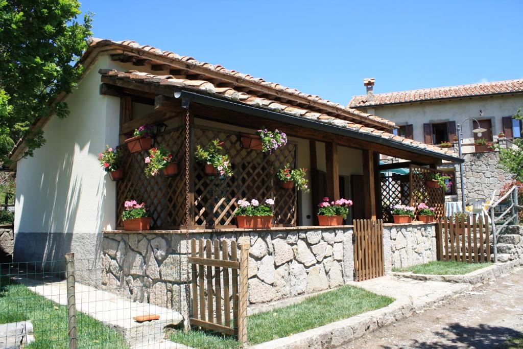 una casa con macetas en una pared de piedra en Agriturismo Biagiotti en Abbadia San Salvatore