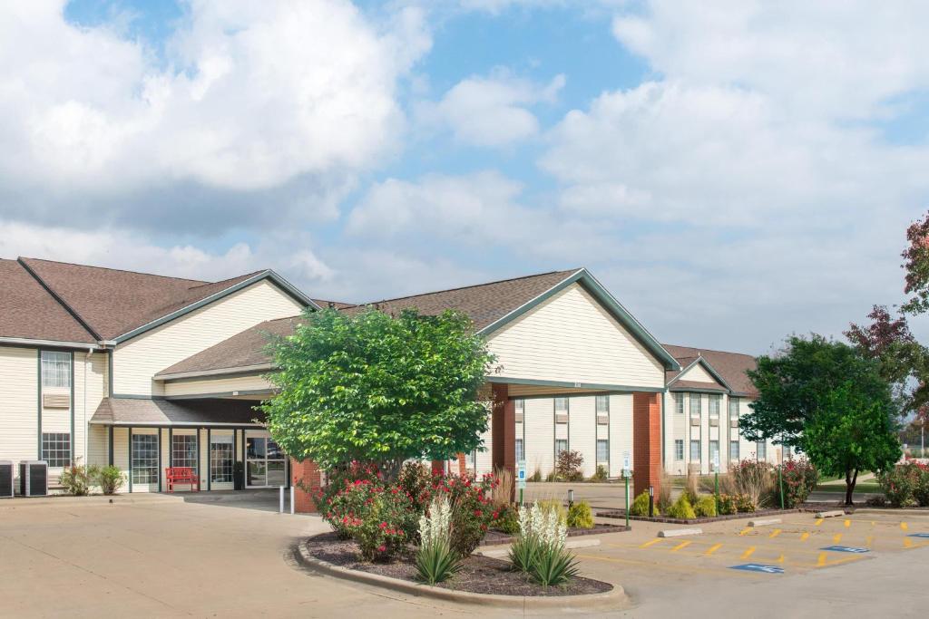 a Rendimiento de un edificio escolar en Ramada by Wyndham Springfield North, en Springfield