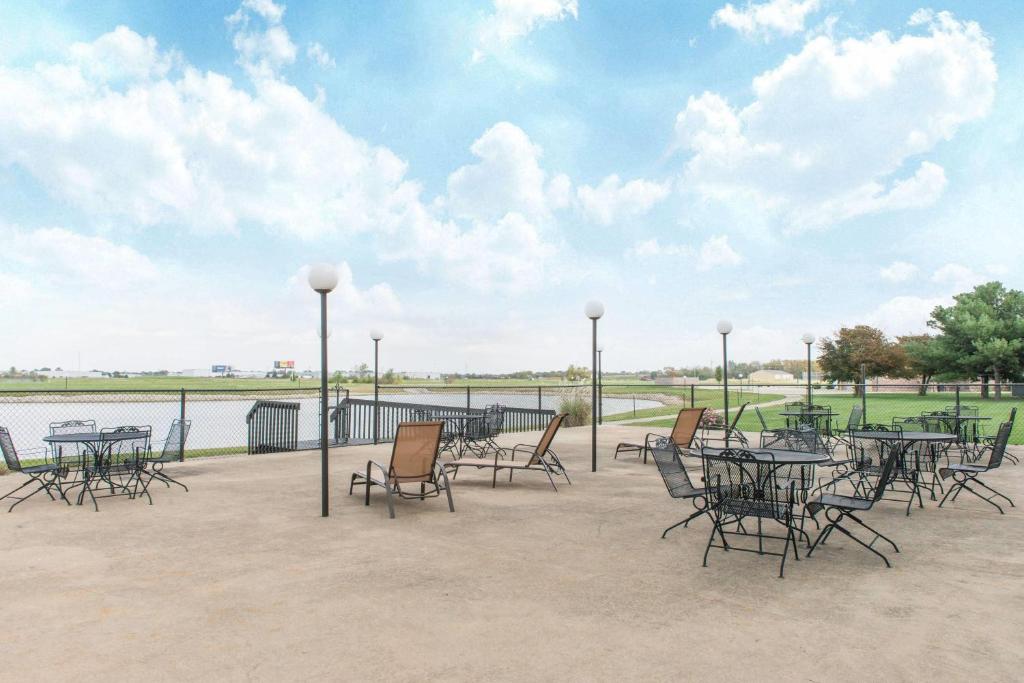 Ramada by Wyndham Springfield North photo