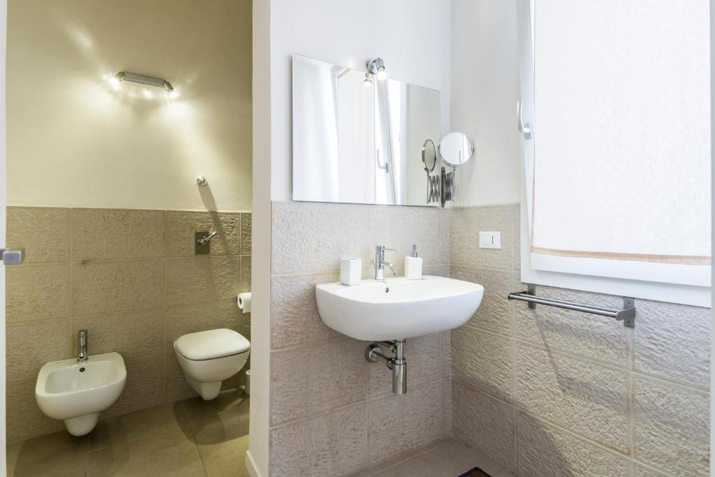 A bathroom at B&B Nonno Gino