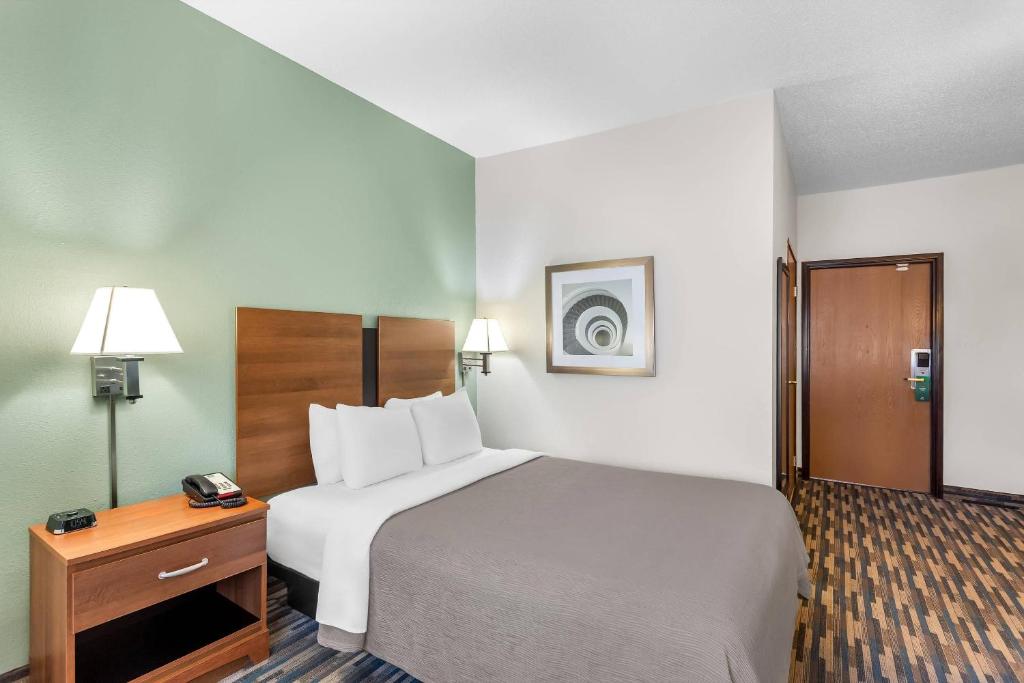 Quality Inn Beloit - Queen Room - Accessible/Nonsmoking