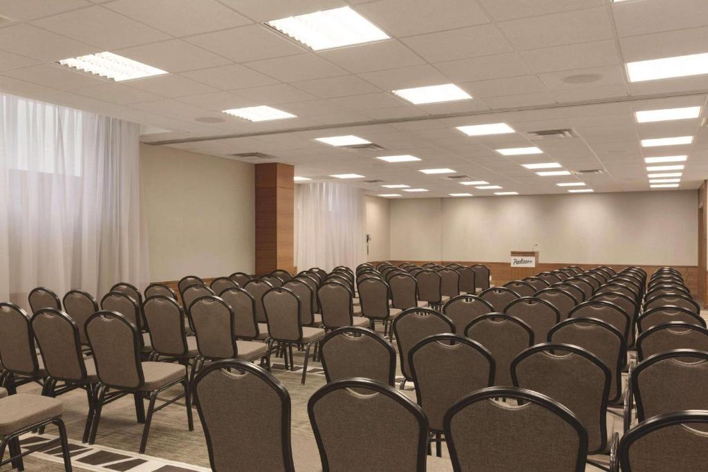 Radisson Hotel & Conference Centre Calgary Airport - Resim 34