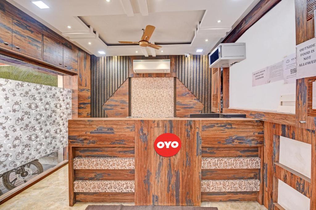 a room with wooden walls and a ceiling at Super Hotel O OXY SHIVANI RESIDENCY in Rānchī