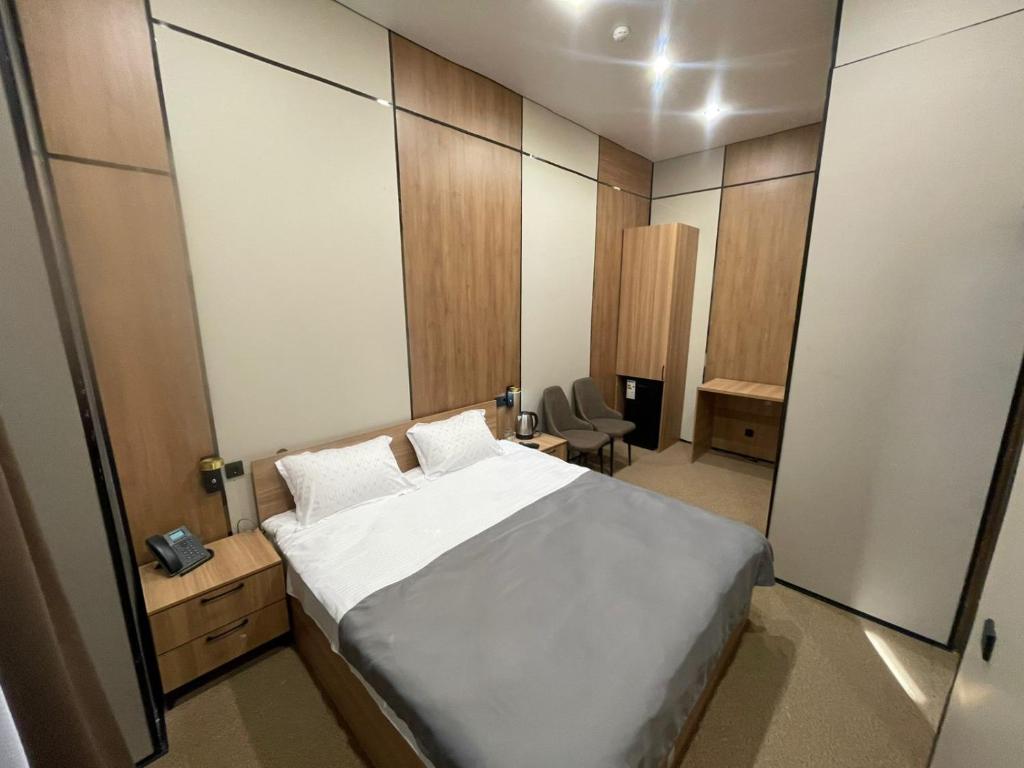 En eller flere senge i et værelse på AIRIS Residence