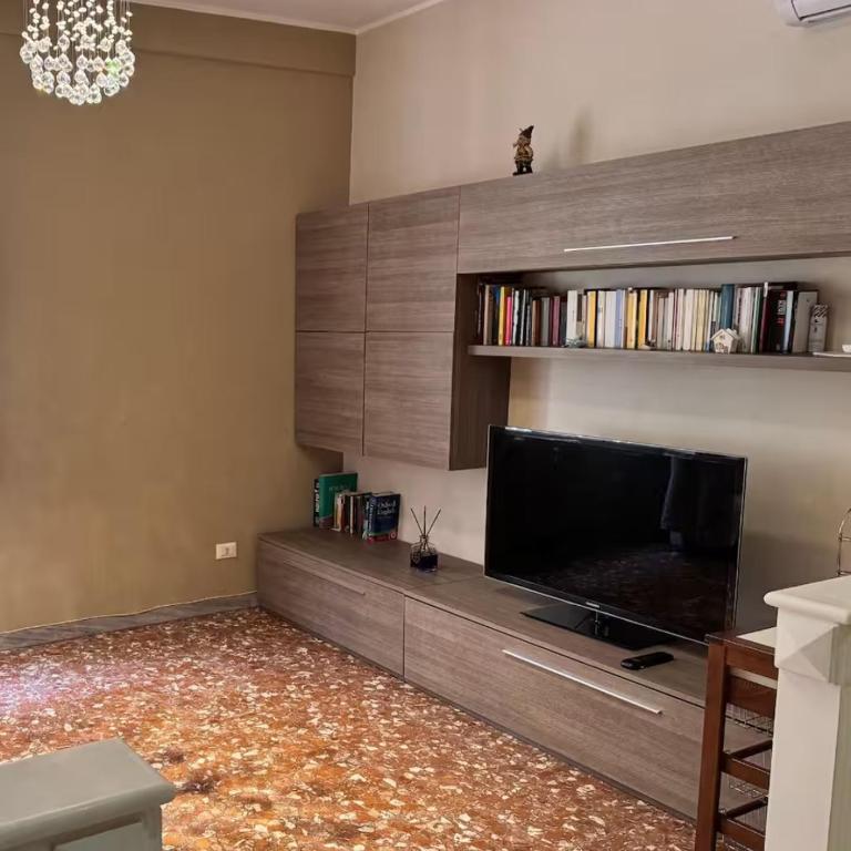 un soggiorno con una grande TV a schermo piatto di Colle Aurelio Home a Roma