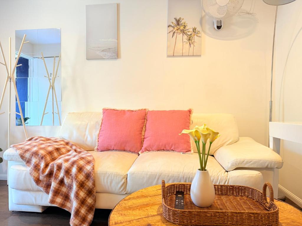 Ruang duduk di Cosy 2BR Paddington Home with Parking