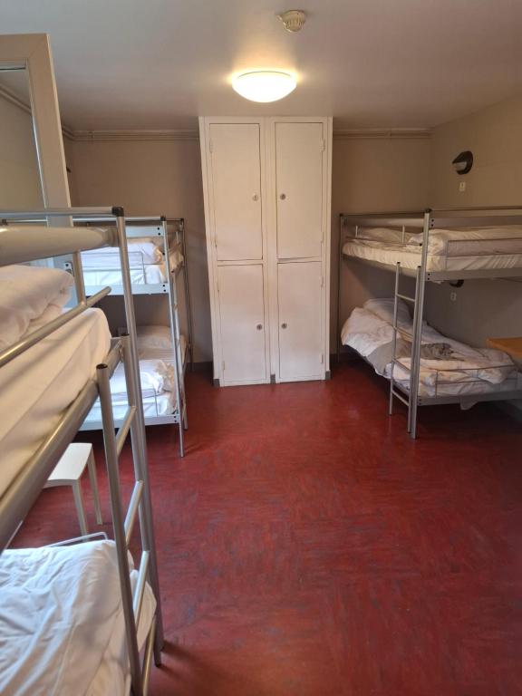 Auberge de Jeunesse HI Grenoble - 6人家庭间 - 共用浴室