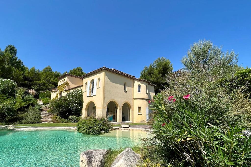 Πισίνα στο ή κοντά στο Villa Clara luxery house on Pont Royal Golf