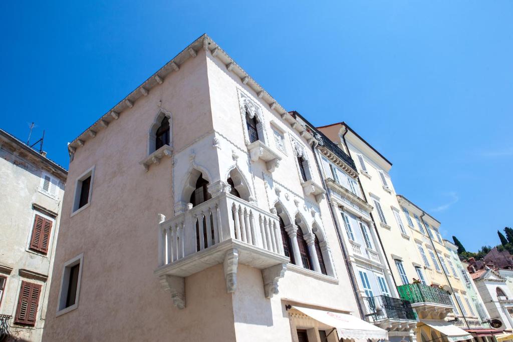 un edificio con un balcón en el lateral. en Benecanka Casa Veneziana Piran en Piran