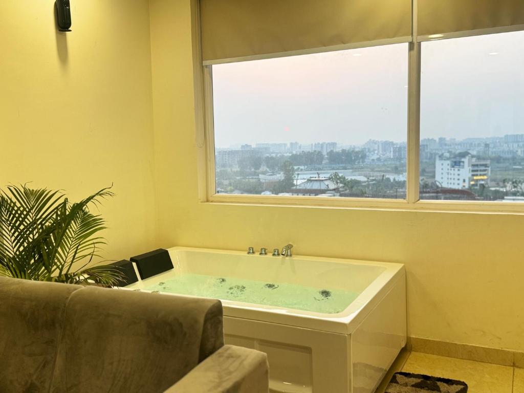 Φωτογραφία από το άλμπουμ του High Rise Lavish Room with Jacuzzi & Amazing View in zirkapur σε Zirakpur