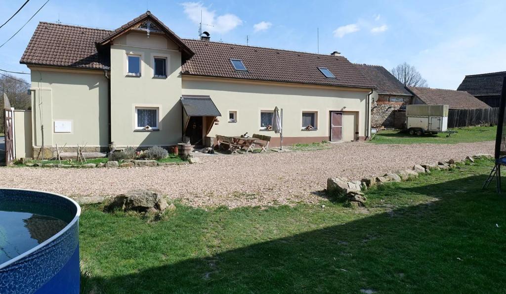 a house with a gravel driveway in front of it at Foistovic Ranč in Staré Sedlo