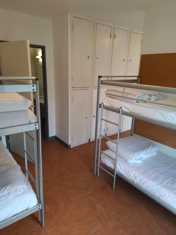 Auberge de Jeunesse HI Grenoble - 8人间 - 共用浴室