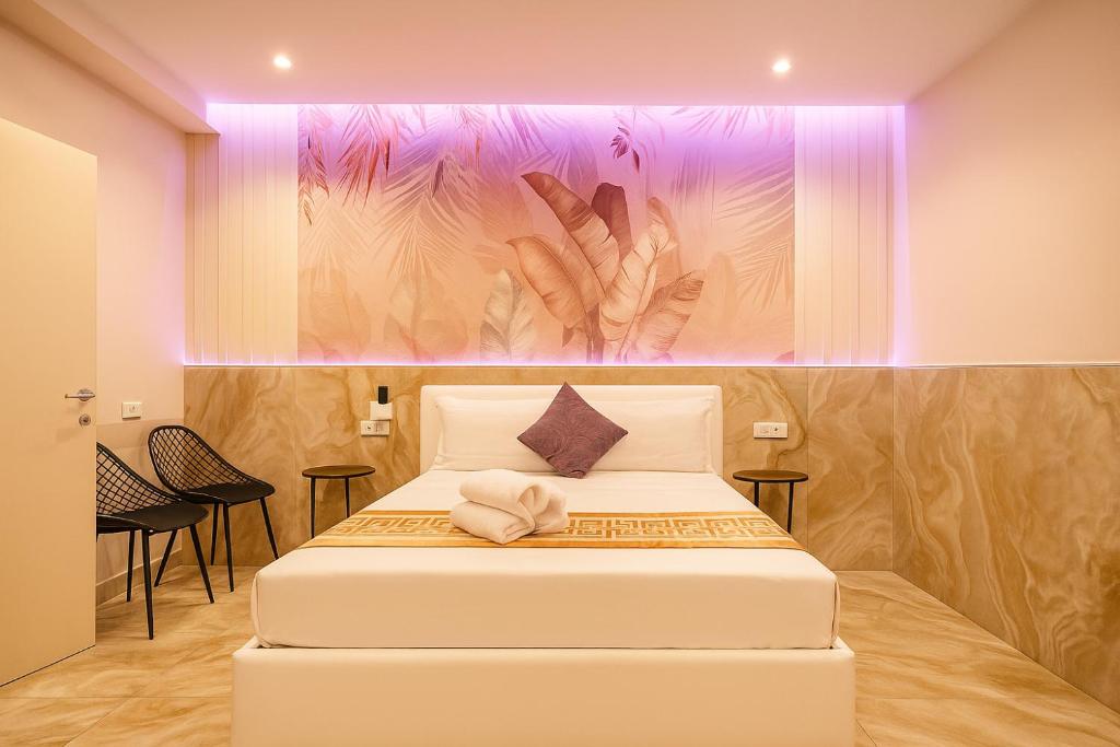 een slaapkamer met een bed met een schilderij aan de muur bij Bed Cinecittadue in Rome