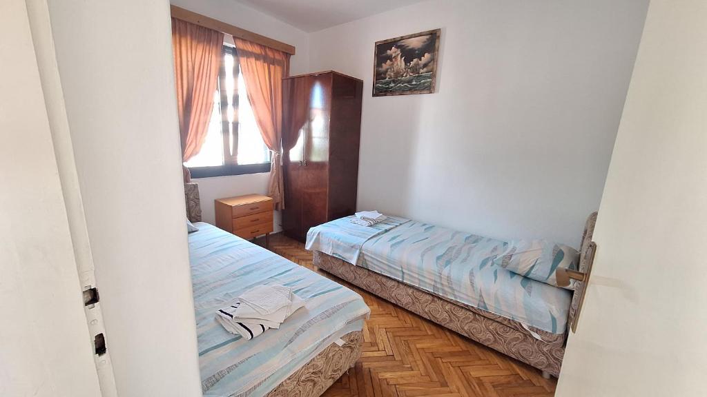 Giường trong phòng chung tại Apartmani Ana Kamenari