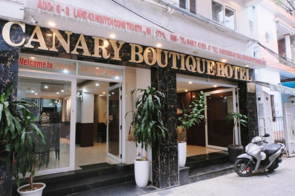 フエにあるHue Canary Boutique Hotelの建物の前に駐車されたスクーター