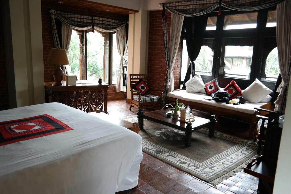 Una cama o camas en una habitación de Mero Ghar
