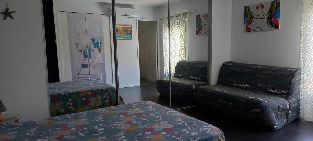 Cette chambre comprend un miroir, un lit et une chaise. dans l'établissement Maison jardin grande piscine, à Marseille