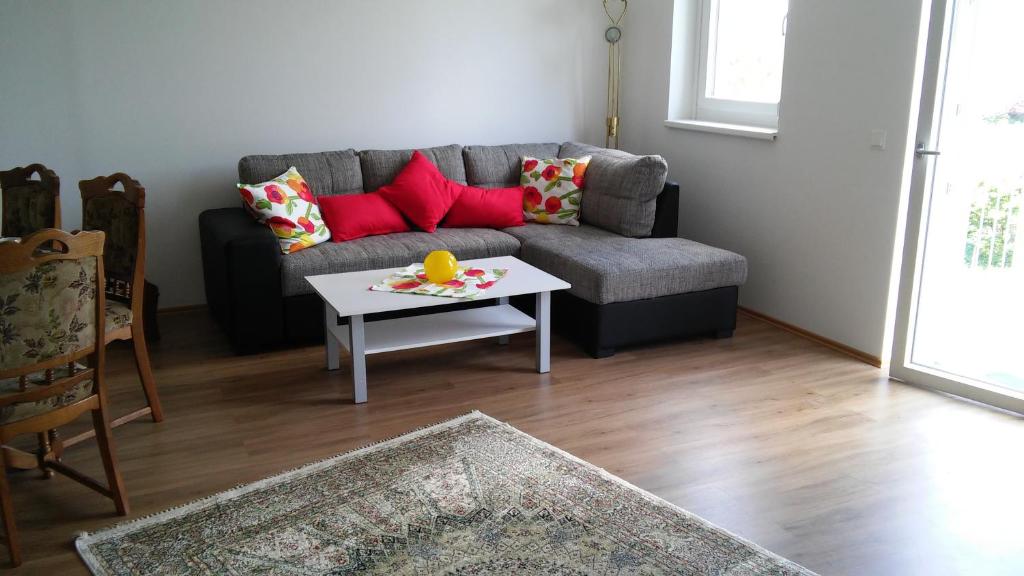 ein Wohnzimmer mit einem Sofa und einem Tisch in der Unterkunft Nordrand-Apartment in Wien